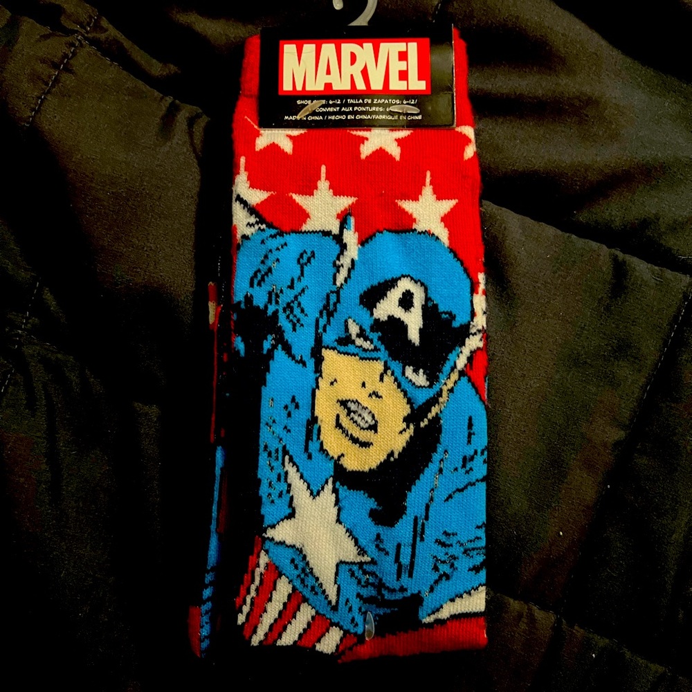 NWT MARVEL CAPTAIN AMERICA 2 PAIR CREW SOCKS